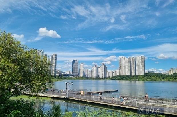 광교호수공원에서 바라본 광교신도시 아파트들 사진=이송렬 기자