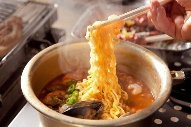 30일 농심에 따르면 세계라면협회(WINA·World Instant Noodles Association)의 2021년 세계라면 시장 자료 기준 연간 1인당 라면소비량 1위 국가는 베트남으로 나타났다.  사진=게티이미지뱅크