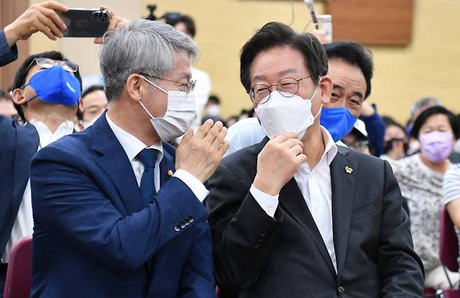 이재명 더불어민주당 당대표 후보가 이달 15일 오후 광주 서구 김대중컨벤션센터에서 열린 지역 당원·지지자와 토크 콘서트에 참석해 민형배 의원과 대화를 나누고 있다. / 사진제공=뉴시스