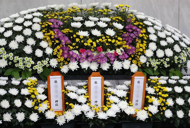 '수원 세 모녀'의 장례식이 지난 24일부터 진행돼 26일 오전 발인식이 진행되고 일가족 시신은 화장될 예정이다. 사진은 지난 24일 경기 수원중앙병원 장례식장에 마련된 '수원 세 모녀' 빈소로 영정사진 없이 위패만 있는 모습. /사진=뉴스1