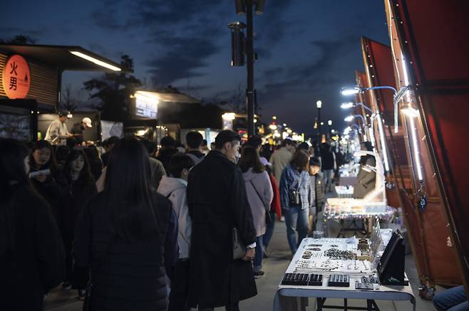 2019년 서울 영등포구 여의도 한강공원에서 열린 한강달빛야시장에 참여한 시민들이 상점을 둘러보고 있다. [한강달빛야시장 홈페이지 캡처]