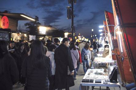 2019년 서울 영등포구 여의도 한강공원에서 열린 한강달빛야시장에 참여한 시민들이 상점을 둘러보고 있다. [한강달빛야시장 홈페이지 캡처]