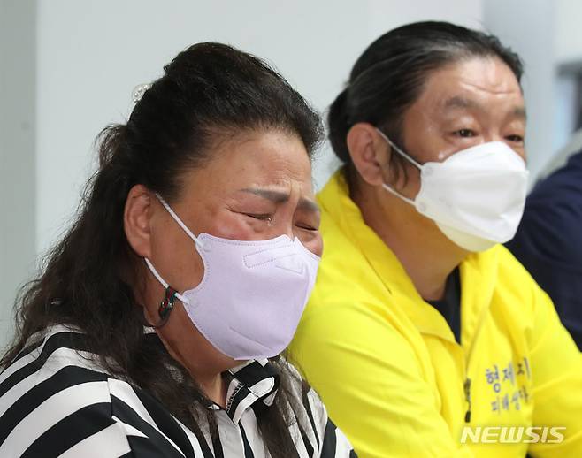 [서울=뉴시스] 조수정 기자 = 진실·화해를위한과거사정리위원회가 지난 24일 오전 서울 중구 위원회 대회의실에서 개최한 형제복지원 인권침해 사건 진실규명 결정 발표 기자회견에서 생존 피해자 박순이 씨가 오열하고 있다. 진실화해위는 형제복지원 사건의 사망자가 기존에 알려진 552명보다 105명 많은 657명이라고 밝혔다. 또 위원회는 수용자들에게 정신과 약물을 강제로 먹여 무기력한 상태로 통제한 사실과 국가가 실상을 알면서 묵인한 정황도 등도 확인했다고 밝혔다. 생존 피해자들은 이 자라에서 트라우마를 치유받을 수 있었으면 좋겠다고 전했다. 생존 피해자들은 이 자라에서 트라우마 치유를 받을 수 있었으면 좋겠다고 전하기도 했다. 2022.08.24. chocrystal@newsis.com