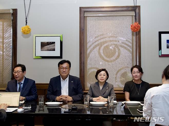 [서울=뉴시스] 미 국무부 초청으로 워싱턴 DC를 방문한 여야 방미단. 왼쪽부터 김한정 더불어민주당 의원, 정진석 국회부의장, 김정재 국민의힘 의원 이재정 더불어민주당 의원. (사진=워싱턴특파원단 제공) 2022.08.26