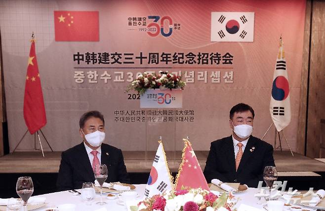 박진 외교부장관과 싱하이밍 주한 중국대사가 지난 24일 서울 종로구 포시즌스 호텔에서 열린 한· 중 수교 30주년 기념 리셉션에서 참석한 모습. 사진공동취재단