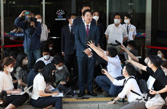 국민의힘 이준석 전 대표가 17일 오후 서울남부지법에서 당 비상대책위원회 효력을 정지해달라며 낸 가처분 신청 사건의 심문을 마친 뒤 취재진의 질문에 답변하고 있다. 이날 이 전 대표 지지 당원들의 모임 '국민의힘 바로세우기'(국바세) 소속 1천500여 명이 비슷한 취지로 낸 효력정지 가처분 신청 사건도 같은 시각, 같은 법정에서 함께 심문이 진행됐다. 국회사진취재단