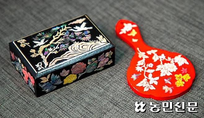 자개공예로 만든 고급명함함(왼쪽)과 손거울.