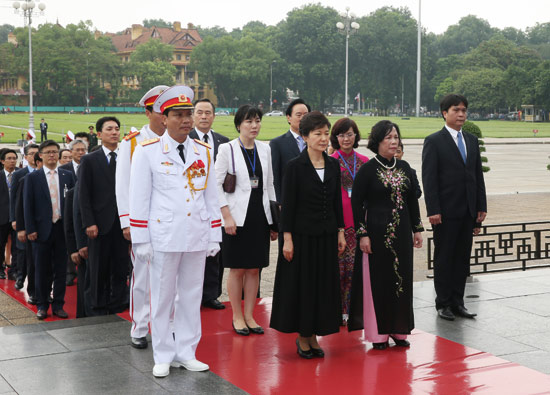ⓒ연합뉴스 지난해 9월 박근혜 대통령(가운데)이 호찌민 전 국가 주석의 묘소를 참배하고 있다. 이날 박 대통령은 과거의 전쟁 역사에 대해 사과했다.