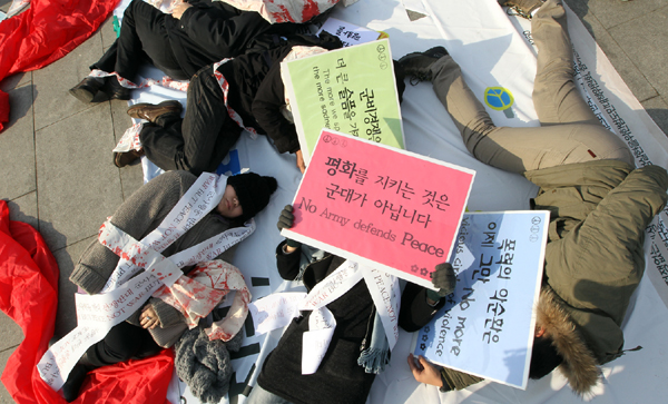 2010년 12월 22일 참여연대, 전쟁없는세상 등 시민사회단체 관계자들이 서울 광화문광장에서 ‘전쟁 반대’ 퍼포먼스를 하고 있다. 연합뉴스