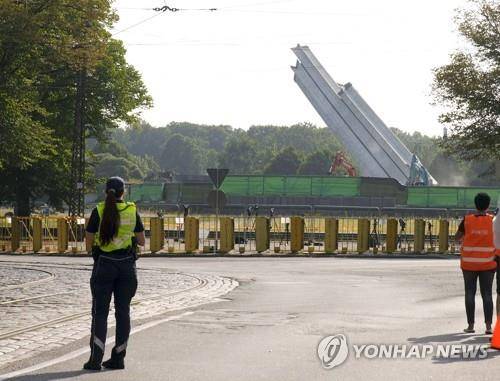 25일 라트비아 리가에서 철거되는 옛 소련 기념비  [EPA 연합뉴스 자료사진. 재판매 및 DB 금지]