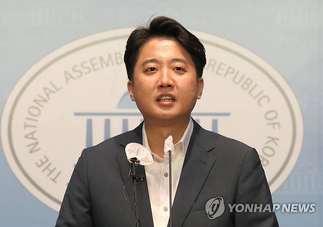 이준석 기자회견 (서울=연합뉴스) 이정훈 기자 = 국민의힘 이준석 대표가 13일 오후 국회 소통관에서 기자회견을 열고 당 비상대책위원회 체제 전환에 대한 가처분 신청 등과 관련해 직접 입장을 밝히고 있다. 2022.8.13 uwg806@yna.co.kr