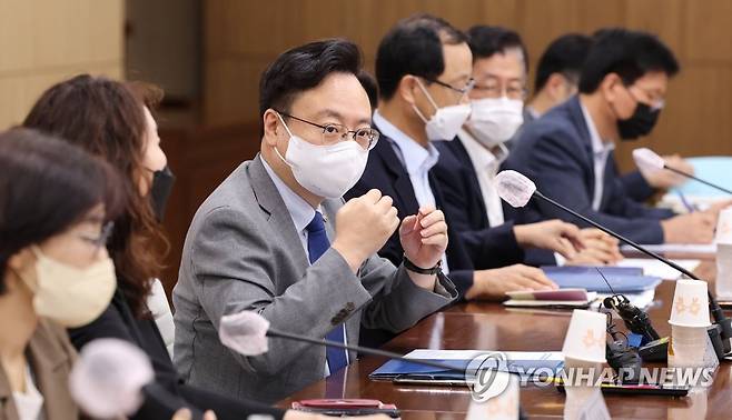 복지 사각지대 발굴 전문가 간담회 주재하는 조규홍 1차관 (세종=연합뉴스) 김주형 기자 = 조규홍 보건복지부 1차관(왼쪽 세번째)이 24일 오전 세종시 정부세종청사에서 열린 복지 사각지대 발굴 전문가 간담회를 주재하고 있다. 2022.8.24 kjhpress@yna.co.kr