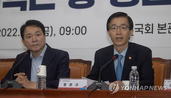 규제혁신 당·정협의회에서 발언하는 방문규 국무조정실장 (서울=연합뉴스) 하사헌 기자 = 방문규 국무조정실장이 지난 5일 서울 여의도 국회에서 열린 규제혁신 당·정협의회에서 발언하고 있다. 2022.8.5 [국회사진기자단] toadboy@yna.co.kr