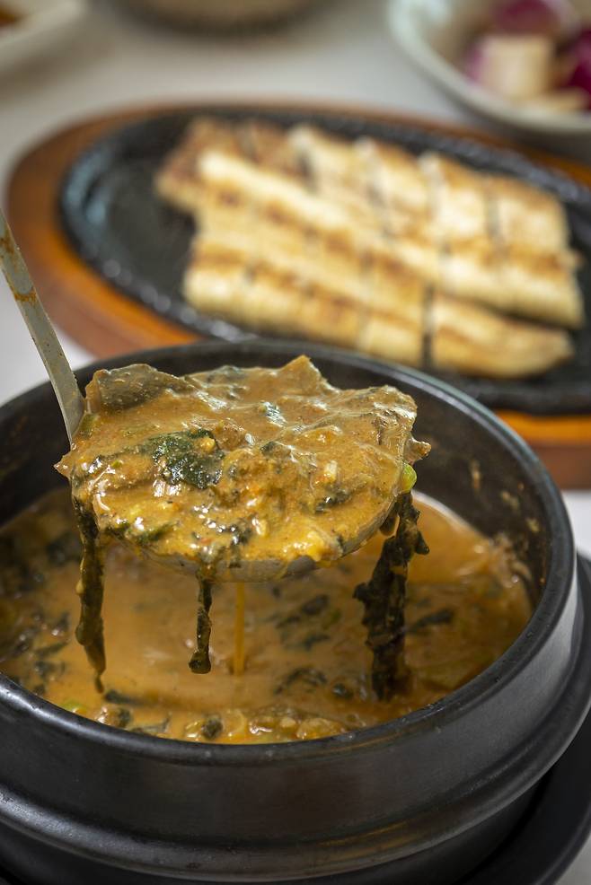 뚝배기에 뜨끈뜨끈하게 담아낸 짱뚱어탕은 한여름 보양식이다. 순천만 습지 부근 현지인 단골이 많은 30년 전통의 '강변장어'의 짱뚱어탕과 장어 소금구이 한상. / 이신영 영상미디어 기자