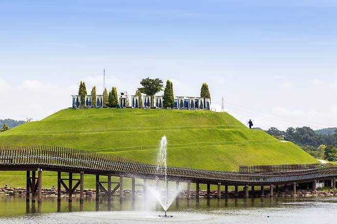 순천만국가정원도 해가 한풀 꺾이는 지금부터가 여행하기 좋다. 봉화언덕을 비롯해 각국의 정원을 둘러보다보면 하루가 모자르다. / 이신영 영상미디어 기자