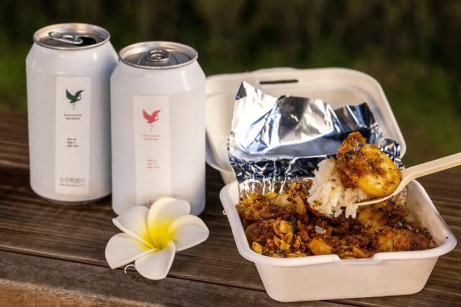 '순천 달밤 야시장'에서 산 먹을거리들은 야외 테이블 아무데서나 자유롭게 맛볼 수 있다. '순천 브루어리 야시장점'에서 산 맥주와 '룰루랄라'의 갈릭쉬림프. / 이신영 영상미디어 기자