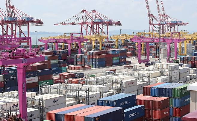 이달 초 인천 연수구 인천신항에서 수출 화물을 실은 컨테이너 선적 작업이 진행되고 있는 모습./뉴스1