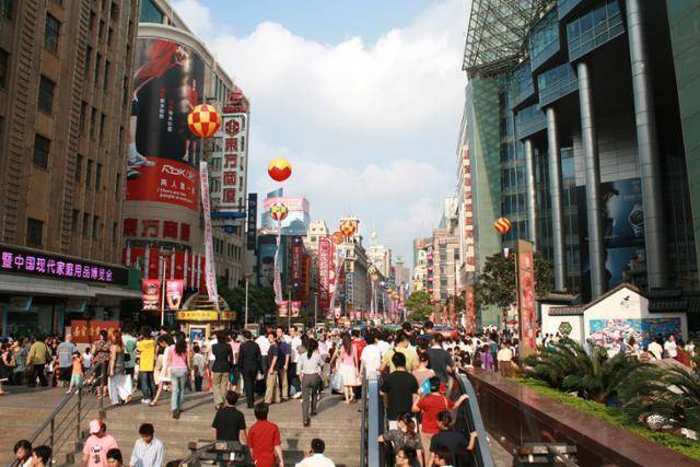 상하이의 대표 번화가인 난징루는 언제나 인파로 붐빈다. ⓒ최종명