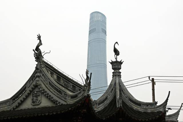 예원 청도각 지붕 너머로 상하이의 고층빌딩이 보인다. ⓒ최종명