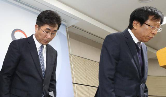 2018년 12월 4일 정부세종청사 교육부에서 성기선(왼쪽) 교육과정평가원장과 이창훈 수능시험 본부장이 2019학년도 대학수학능력시험 채점 결과를 발표한 뒤 인사하고 있다. 평가원은 수능 난도 조절 실패를 사과하며 "국어 문제 31번과 같은 초고난도 출제를 지양하겠다"고 밝혔다. 연합뉴스