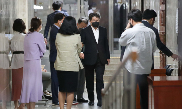 국민의힘 권성동 원내대표가 27일 오후 서울 여의도 국회에서 국민의힘 비공개 의원총회가 열리는 중 잠시 밖으로 나와 동료 의원과 대화를 마친 후 의총장으로 복귀하고 있다. [사진=뉴시스]