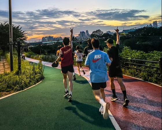 JSRC(잠실 서울 러닝 클럽) 러닝 크루들이 저녁시간에 달리는 모습. [사진 JSRC]