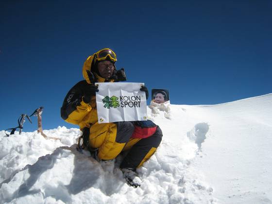 김재수 대장이 2010년 7월 가셔브룸 2봉 정상에 고미영의 사진을 꽂았다. [사진 코오롱스포츠]