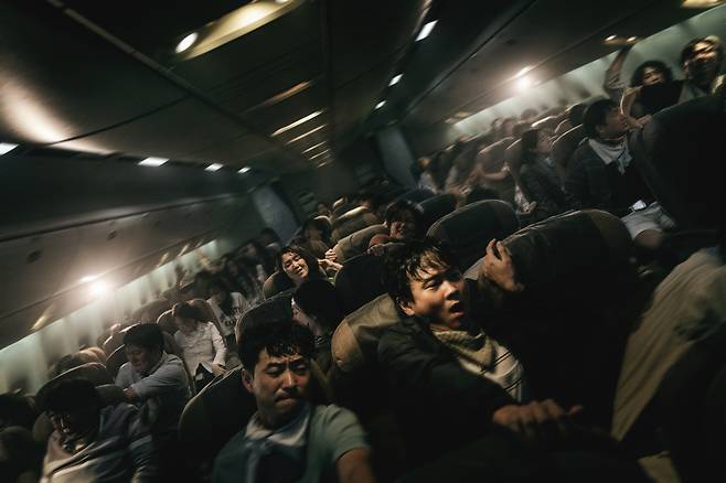 ‘비상선언’을 관람한 한 네티즌은 “흥미로운 설정, 인상적인 초반부 연출, 호화 출연진의 연기력이 너무도 아까워서 극장을 나서면 저마다의 새로운 시나리오로 고쳐보게 된다”고 꼬집기도 했다. (사진 출처=영화 스틸 컷 캡처)
