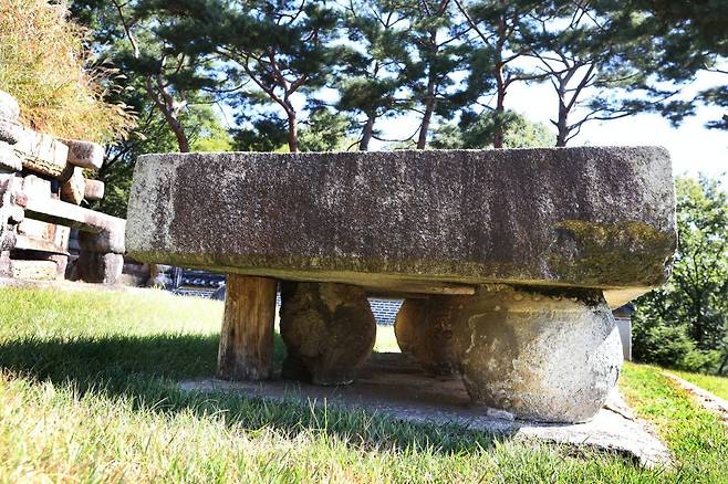 One of the legs supporting the altar at the tomb of Yi Seong-gye was blown off during the Korean War.　Photo © Hyungwon Kang