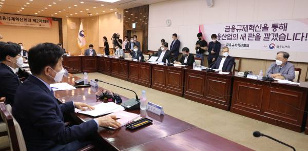 금융 당국은 금융회사의 ‘금융 플랫폼’ 성장 발판 마련을 위해 관련 규제를 과감하게 푸는 방안을 추진하고 있다. 사진은 지난 23일 정부서울청사에서 열린 제2차 금융규제혁신회의에서 김주현 금융위원장이 발언하고 있는 모습. 김 위원장은 “규제 개혁의 지향점은 결국 소비자를 위한 혁신”이라고 강조했다. 뉴시스