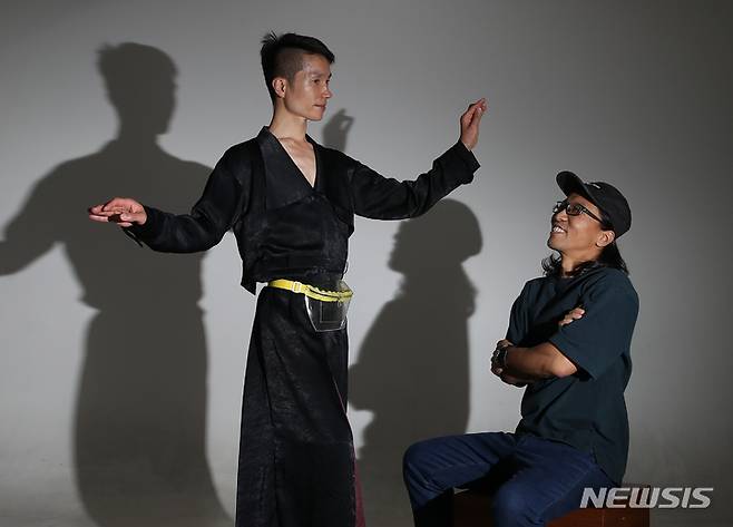 [서울=뉴시스] 조수정 기자 = 다큐멘터리 영화 '모어' 모지민(왼쪽) 씨와 이일하 감독. 2022.08.27. chocrystal@newsis.com