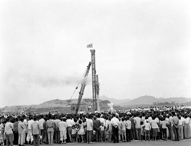제2 한강교(현 양화대교) 기공식을 지켜보는 시민들. 1962년 [서울 마포구 제공]