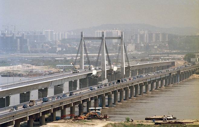 신행주대교 개통. 제2 신행주대교는 2000년 12월 16일 개통되었다. 1995년 [연합뉴스 자료사진]