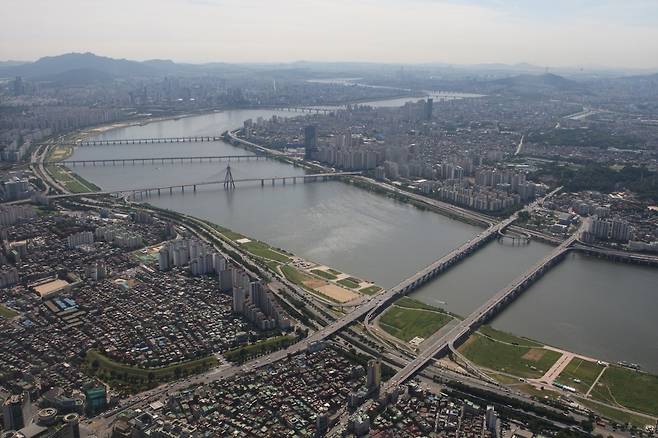 서울 강동구 하늘에서 본 한강의 다리. 오른쪽부터 광진교, 천호대교, 올림픽대교 순이다. 2008년 [연합뉴스 자료사진]