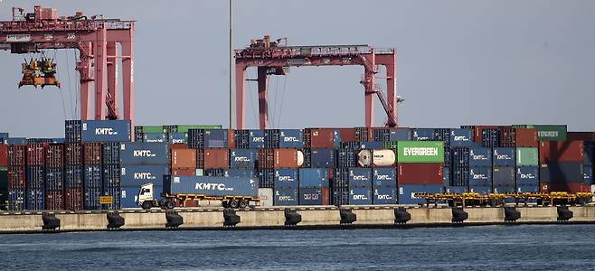 울산신항에 수출입 컨테이너가 쌓여 있다. /뉴스1