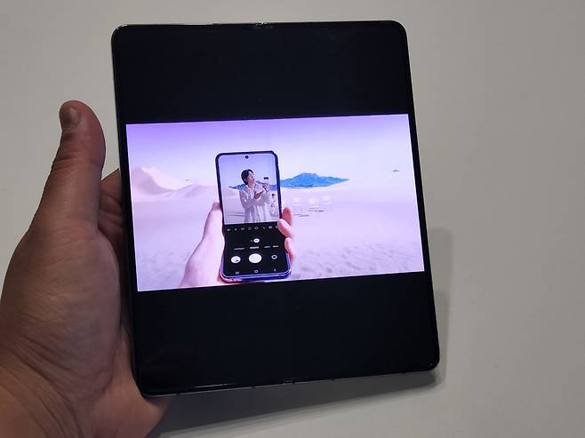 폴드4로 BTS 뮤직비디오를 시청하는 모습. 폴드4는 세로 모드로 영상을 봐도 일반 스마트폰의 가로 모드 수준의 큰 화면을 경험할 수 있다. /박성우 기자