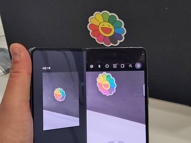 폴드4는 반쯤 접어서 카메라 촬영을 할 경우, 오른쪽 화면에는 피사체가 표시되고 오른쪽 화면에서 직전에 촬영했던 이미지가 미리보기처럼 표시된다. /박성우 기자