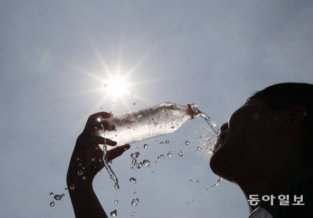 체지방 관리를 위해 아침에 일어나면 두 컵 정도의 물을 마시는 게 좋다. 동아일보 DB