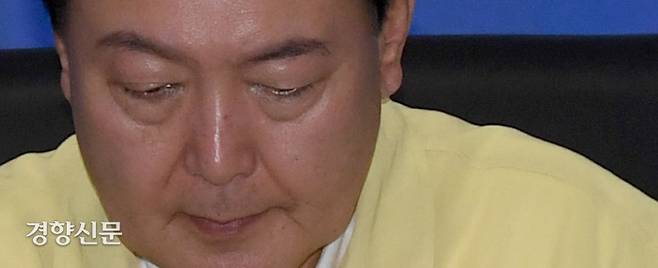 윤석열 대통령이 지난 10일 정부서울청사에서 하천 홍수 및 도심 침수 대책회의에서 굳은 표정을 짓고 있다. 강윤중 기자 yaja@kyunghyang.com