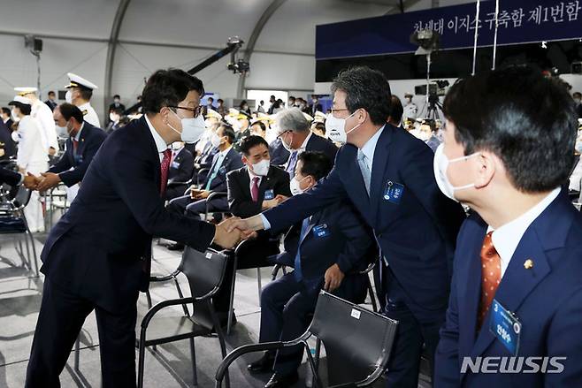 [울산=뉴시스] 전신 기자 = 권성동(왼쪽) 국민의힘 당대표 직무대행 겸 원내대표가 28일 울산 현대중공업에서 열린 정조대왕함 진수식에 참석하며 유승민 전 의원과 악수하고 있다. 2022.07.28. photo1006@newsis.com