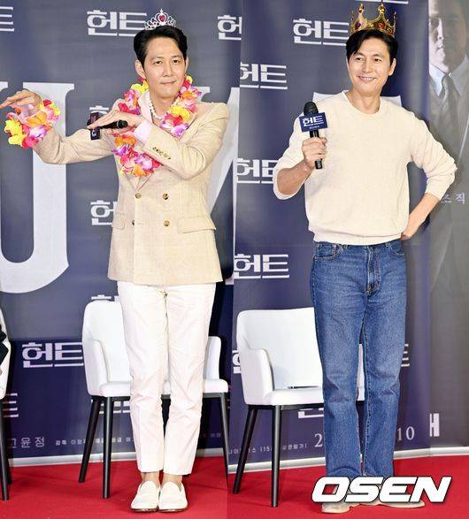 [OSEN=민경훈 기자] 27일 오후 서울시 강남구 메가박스 코엑스에서 영화 '헌트' 흥행 감사 무대 인사 및 앵콜 쇼케이스가 열렸다. 이 자리에는 감독 겸 배우 이정재와 배우 정우성, 정만식이 참석했다.이정재와 정우성이 앵콜 쇼케이스에서 포토타임을 갖고 있다. 2022.08.27 /rumi@osen.co.kr