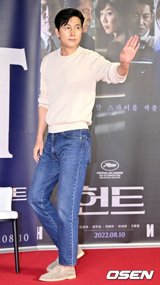 [OSEN=민경훈 기자] 27일 오후 서울시 강남구 메가박스 코엑스에서 영화 '헌트' 흥행 감사 무대 인사 및 앵콜 쇼케이스가 열렸다. 이 자리에는 감독 겸 배우 이정재와 배우&nbsp;정우성, 정만식이 참석했다.정우성이 앵콜 쇼케이스에서 포토타임을 갖고 있다. 2022.08.27 /rumi@osen.co.kr