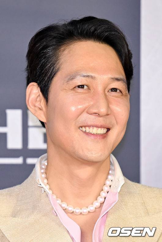 [OSEN=민경훈 기자] 27일 오후 서울시 강남구 메가박스 코엑스에서 영화 '헌트' 흥행 감사 무대 인사 및 앵콜 쇼케이스가 열렸다. 이 자리에는 감독 겸 배우 이정재와 배우 정우성, 정만식이 참석했다.이정재가 앵콜 쇼케이스에서 환하게 웃고 있다. 2022.08.27 /rumi@osen.co.kr