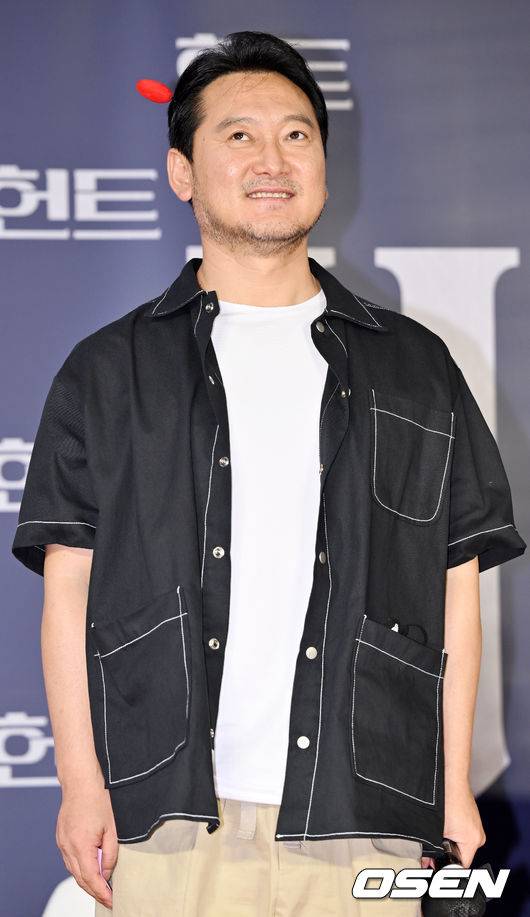 [OSEN=민경훈 기자] 27일 오후 서울시 강남구 메가박스 코엑스에서 영화 '헌트' 흥행 감사 무대 인사 및 앵콜 쇼케이스가 열렸다. 이 자리에는 감독 겸 배우 이정재와 배우&nbsp;정우성, 정만식이 참석했다.정만식이 앵콜 쇼케이스에서 포토타임을 갖고 있다. 2022.08.27 /rumi@osen.co.kr