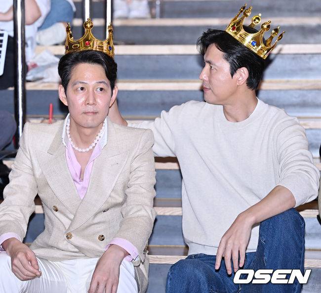 [OSEN=민경훈 기자] 27일 오후 서울시 강남구 메가박스 코엑스에서 영화 '헌트' 흥행 감사 무대 인사 및 앵콜 쇼케이스가 열렸다. 이 자리에는 감독 겸 배우 이정재와 배우 정우성, 정만식이 참석했다.이정재와 정우성이 앵콜 쇼케이스에서 포토타임을 갖고 있다. 2022.08.27 /rumi@osen.co.kr