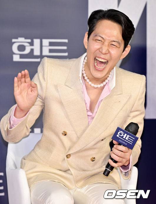 [OSEN=민경훈 기자] 27일 오후 서울시 강남구 메가박스 코엑스에서 영화 '헌트' 흥행 감사 무대 인사 및 앵콜 쇼케이스가 열렸다. 이 자리에는 감독 겸 배우 이정재와 배우&nbsp;정우성, 정만식이 참석했다.이정재가 앵콜 쇼케이스에서 환하게 웃고 있다. 2022.08.27 /rumi@osen.co.kr