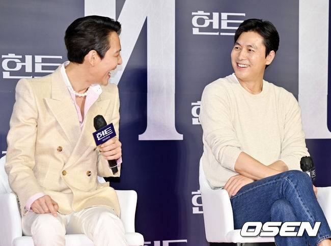 [OSEN=민경훈 기자] 27일 오후 서울시 강남구 메가박스 코엑스에서 영화 '헌트' 흥행 감사 무대 인사 및 앵콜 쇼케이스가 열렸다. 이 자리에는 감독 겸 배우 이정재와 배우&nbsp;정우성, 정만식이 참석했다.이정재와 정우성이 앵콜 쇼케이스에서 환하게 웃고 있다. 2022.08.27 /rumi@osen.co.kr