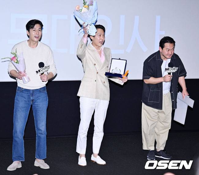 [OSEN=민경훈 기자] 27일 오후 서울시 강남구 메가박스 코엑스에서 영화 '헌트' 흥행 감사 무대 인사 및 앵콜 쇼케이스가 열렸다. 이 자리에는 감독 겸 배우 이정재와 배우 정우성, 정만식이 참석했다.배우 정만식, 이정재, 정우성이 무대 인사를 하고 있다. 2022.08.27 /rumi@osen.co.kr