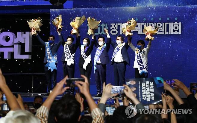 최고위원들과 손 맞잡아들고 인사하는 민주당 이재명 신임 당 대표 (서울=연합뉴스) 더불어민주당 이재명 신임 당 대표와 최고위원들이 28일 서울 송파구 올림픽 체조경기장에서 열린 제5차 정기전국대의원대회에서 당대표와 최고위원으로 선출된 뒤 손을 맞잡아 들고 인사하고 있다. 왼쪽부터 장경태, 박찬대, 고민정 최고위원, 이재명 대표, 정청래, 서영교 최고위원. 2022.8.28 [국회사진기자단] toadboy@yna.co.kr