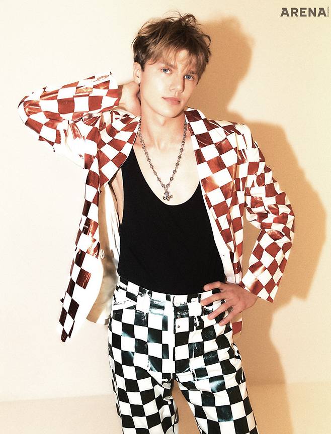 재킷·팬츠 모두 MM6 by 아데쿠베, 네크리스 크롬하츠, 슬리브리스 스타일리스트 소장품.